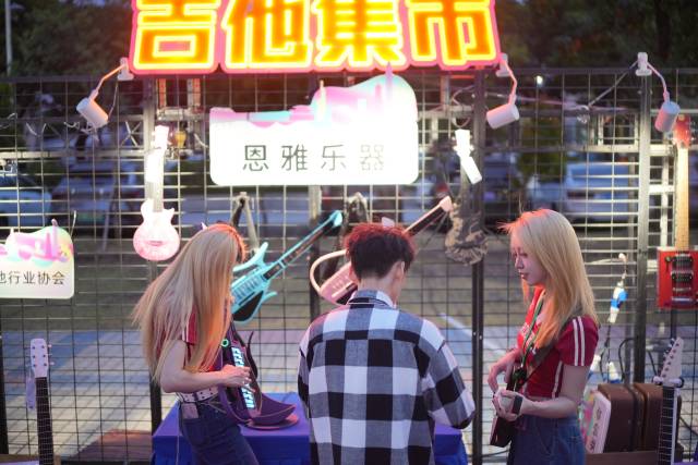 吉他集市現(xiàn)場。王昌輝 攝 吉他集市現(xiàn)場。王昌輝 攝